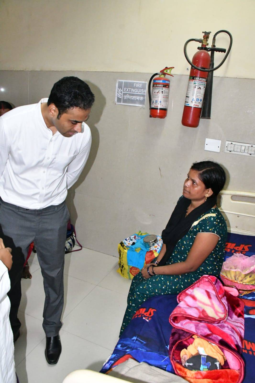 पोषण पुनर्वास केंद्र पहुंचे डीएम, कुपोषित बच्चों को बांटी पौष्टिक पोटली। बच्चों