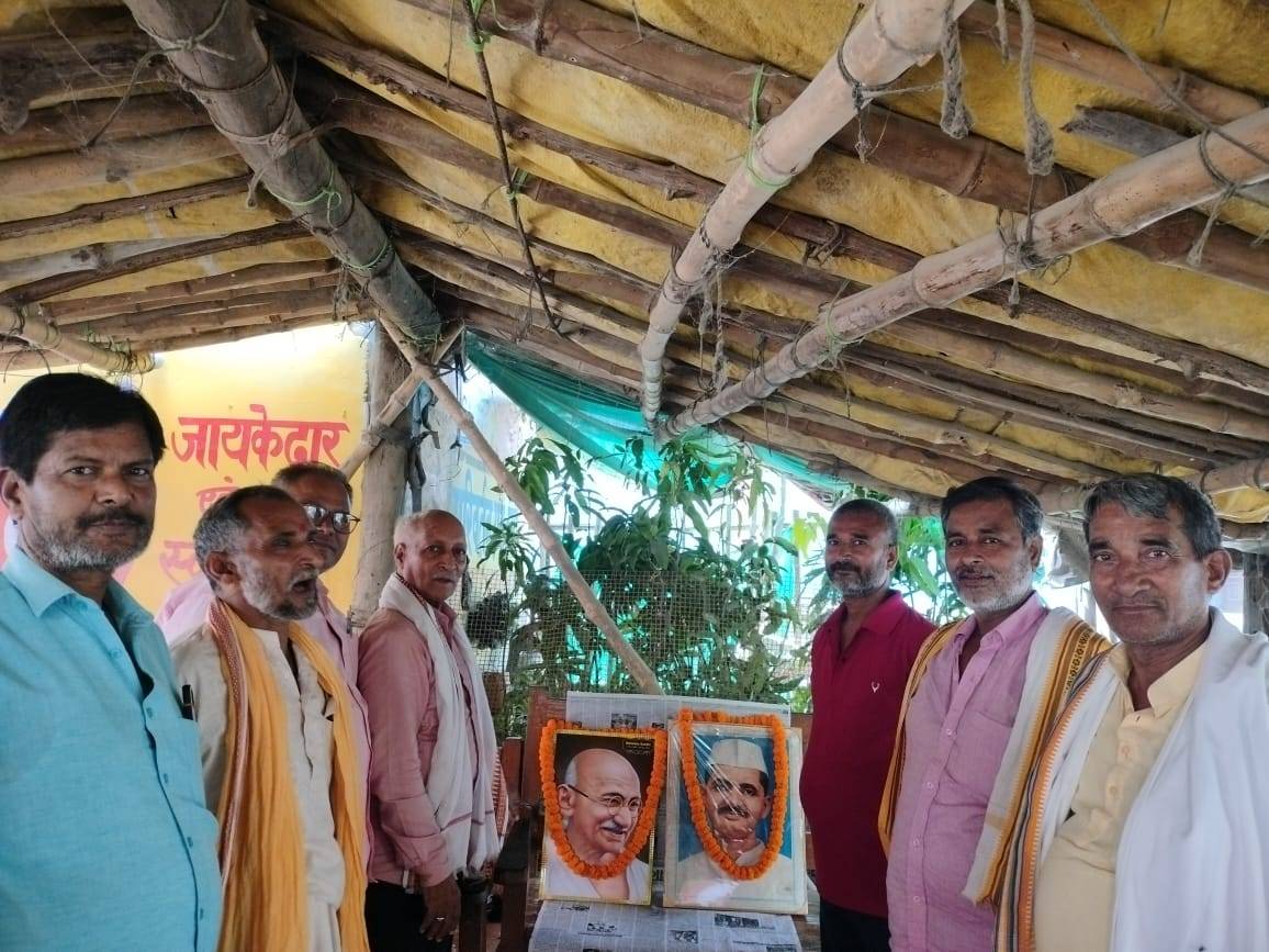 जखनियां में गांधी-शास्त्री जयंती पर कांग्रेस कार्यकर्ताओं ने किया नमन सत्य, अहिंसा