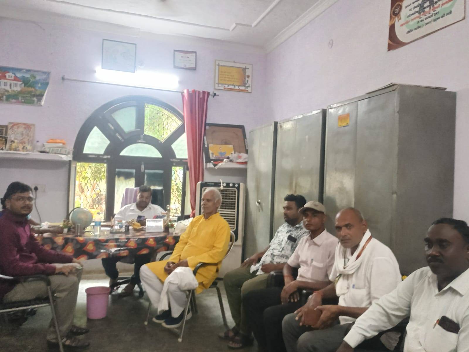 गांधी-शास्त्री जयंती पर वृद्धाश्रम में सेवा कार्यक्रम, वृद्धजनों को वितरित किए फल