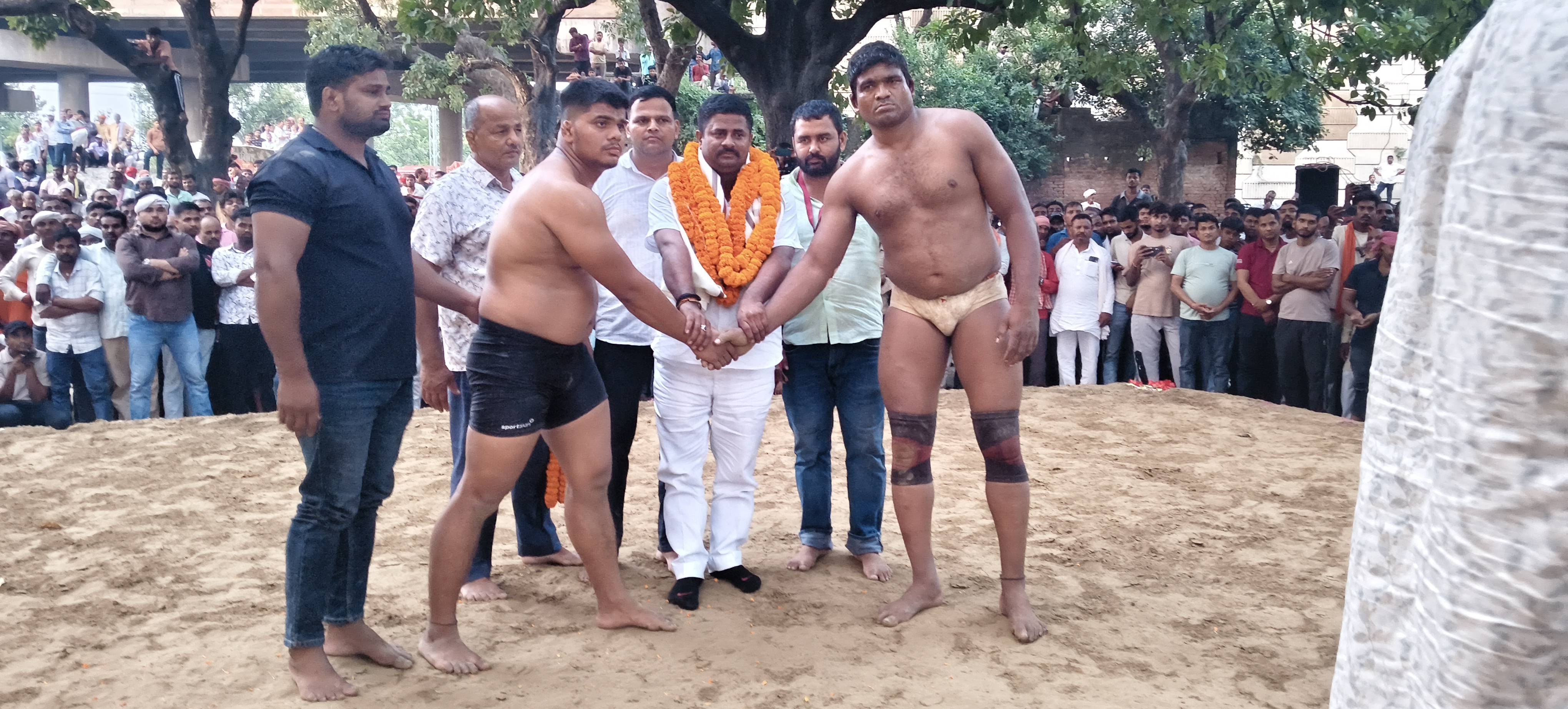 भीटी रावत चकिया में आयोजित कुश्ती प्रतियोगिता