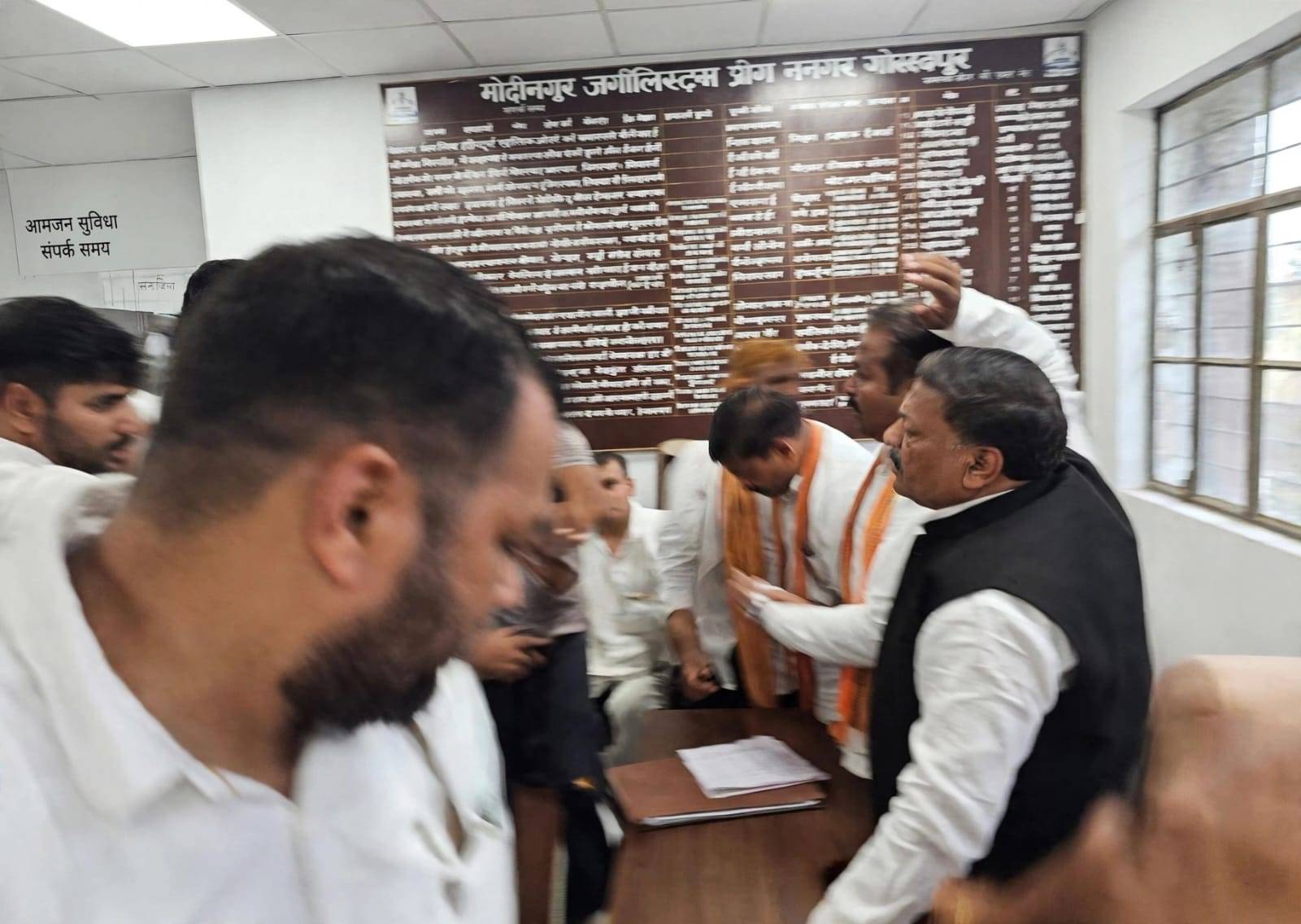 गोरखपुर में सपा की प्रेस कॉन्फ्रेंस में हंगामा, पूर्व जिलाध्यक्ष को मारा