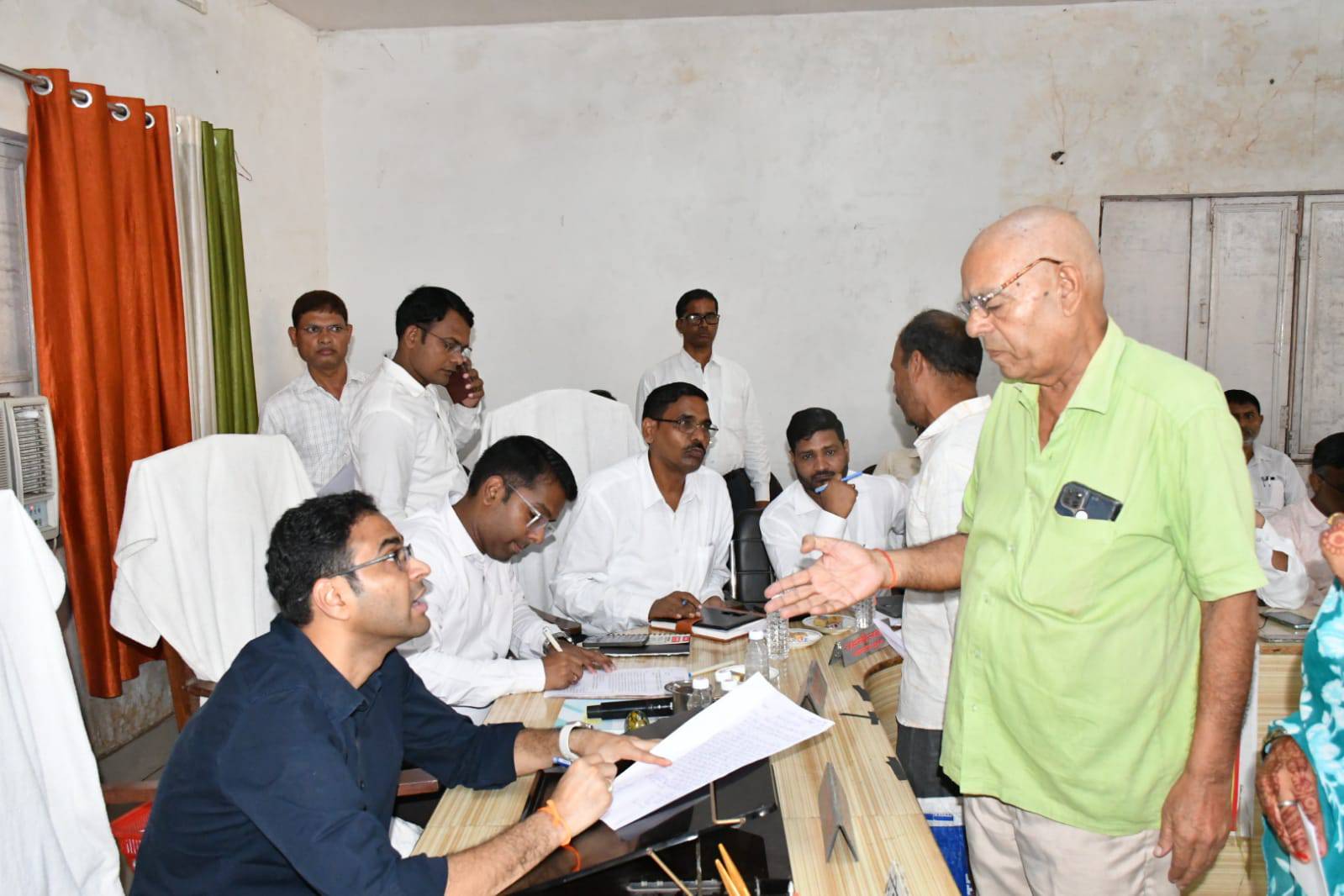 संपूर्ण समाधान दिवस में जिलाधिकारी ने सुनीं फरियादियों की समस्याएं, 15 प्रकरणों