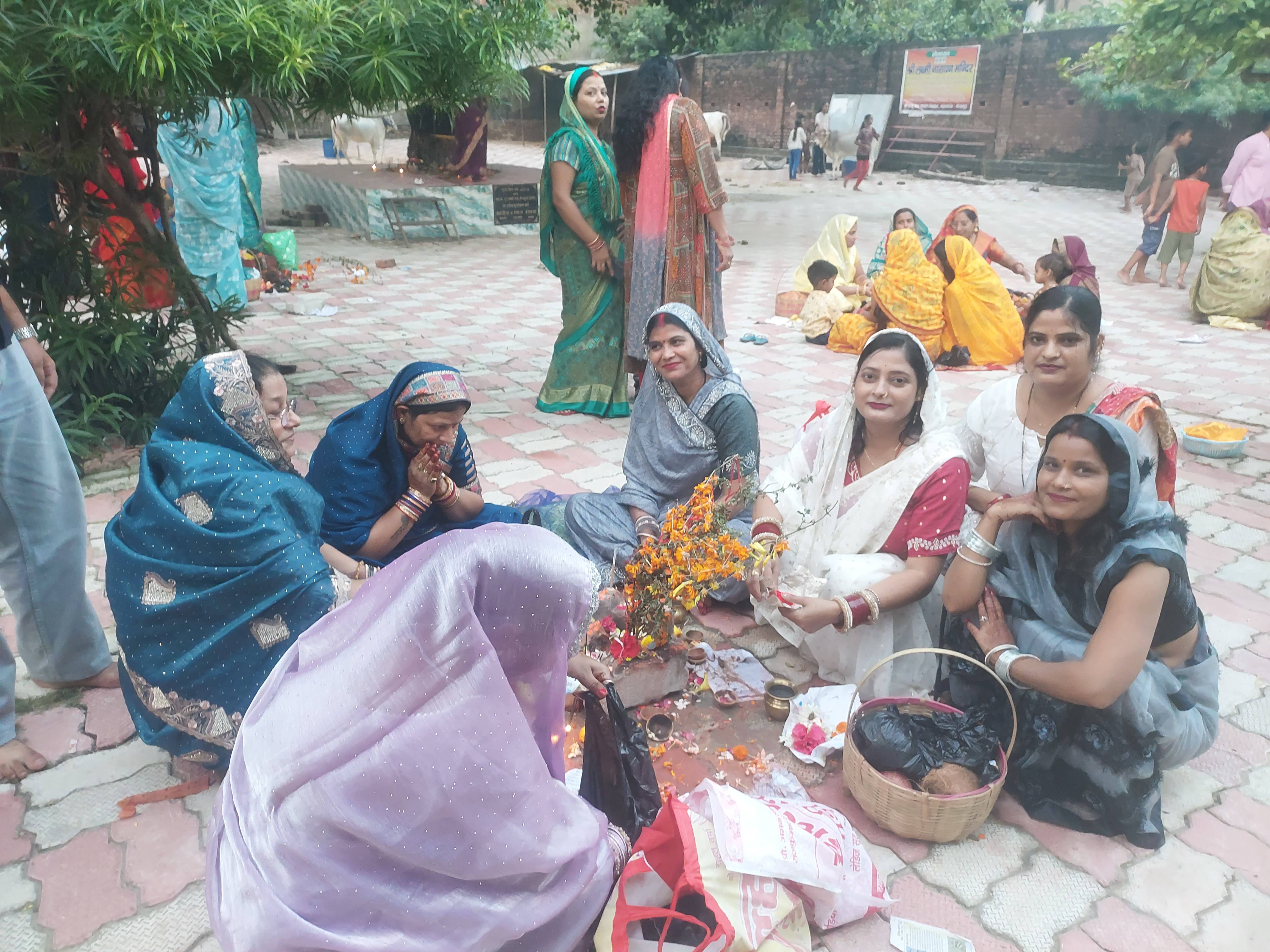 पुत्र की दीर्घायु के लिए महिलाओं ने रखा जितिया व्रत बड़हलगंज। पुत्र