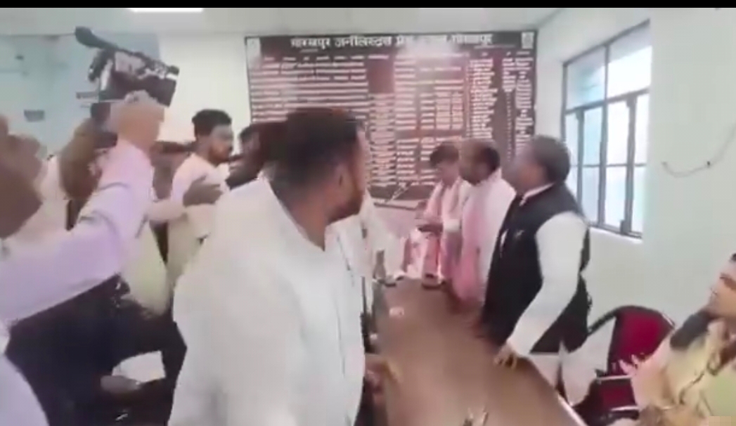 गोरखपुर में सपा की प्रेस वार्ता में हंगामा, पूर्व जिलाध्यक्ष राम नगीना