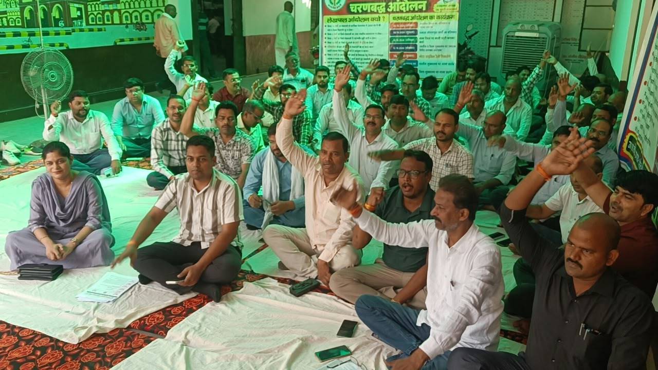 लेखपालों का तहसील सदर परिसर में धरना, लंबित मांगों को लेकर बुलंद