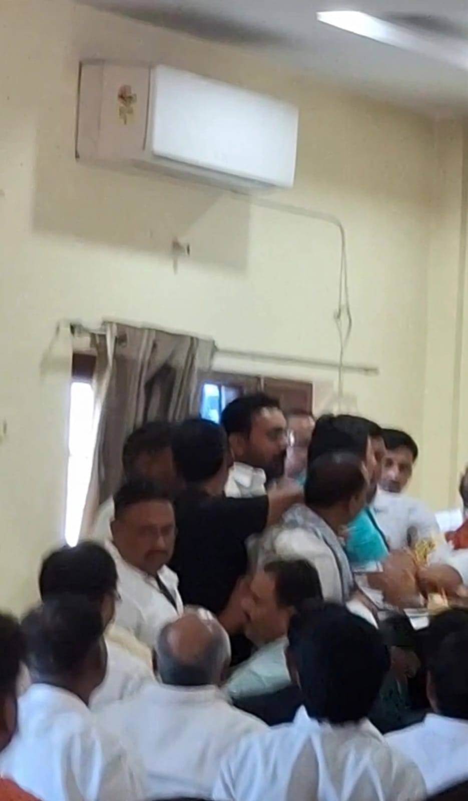 आजमगढ़ भाजपा कार्यालय में पदाधिकारियों के बीच झड़प, VIDEO वायरल - जिला