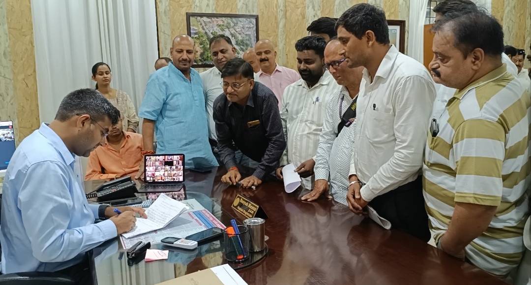 पत्रकारों की समस्याओं को लेकर गोरखपुर जर्नलिस्ट्स प्रेस क्लब ने डीएम को