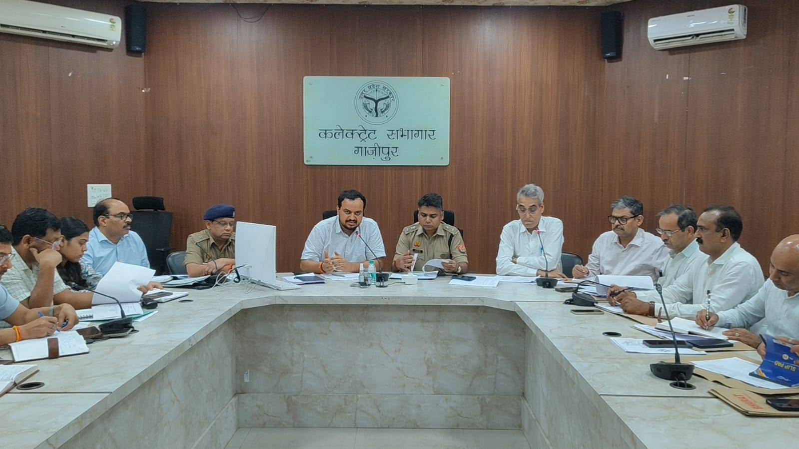 आगामी एमएलसी चुनाव को लेकर प्रशासन अलर्ट राइफल क्लब में डीएम और