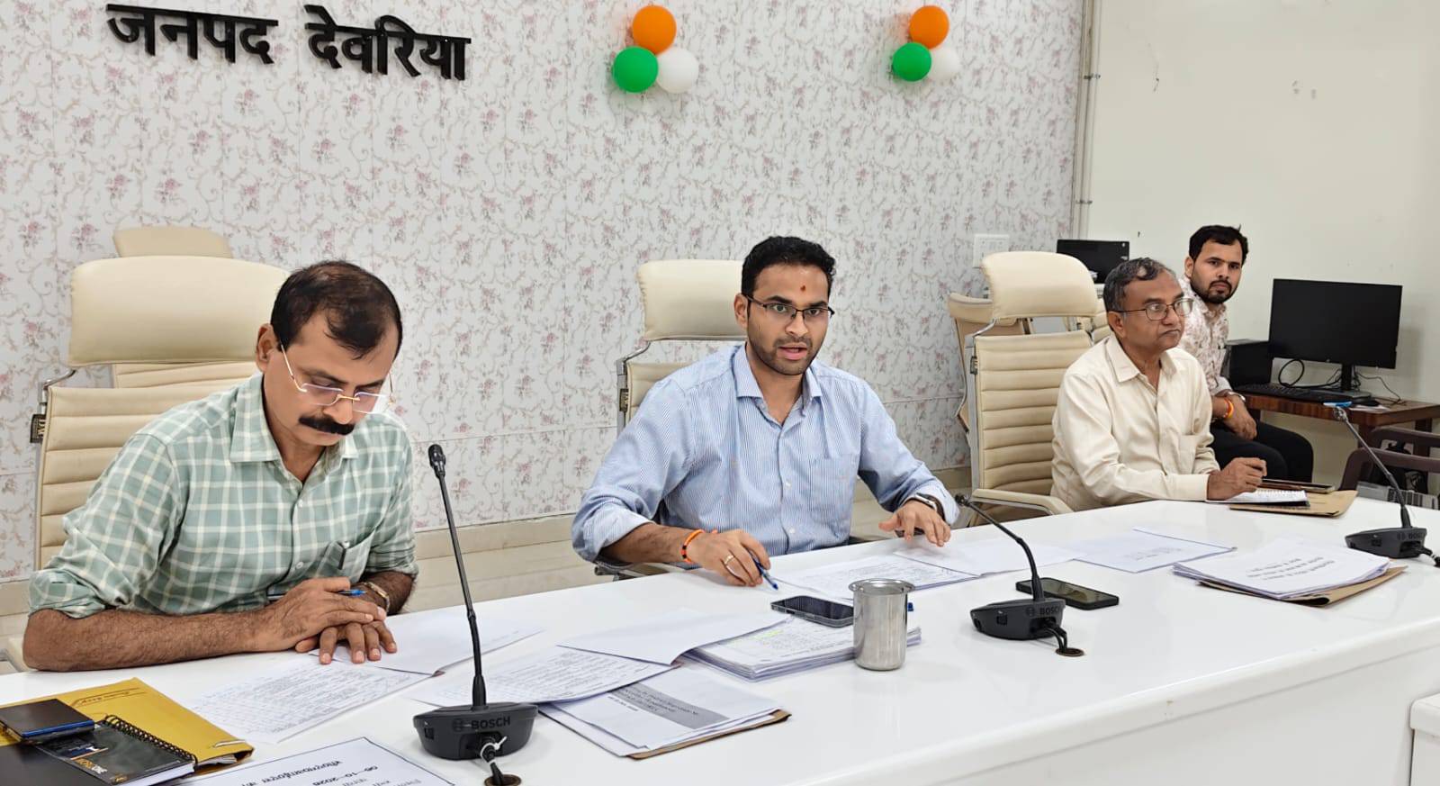 डीएम ने की निर्माण कार्यों की समीक्षा, गुणवत्ता में लापरवाही पर कार्रवाई
