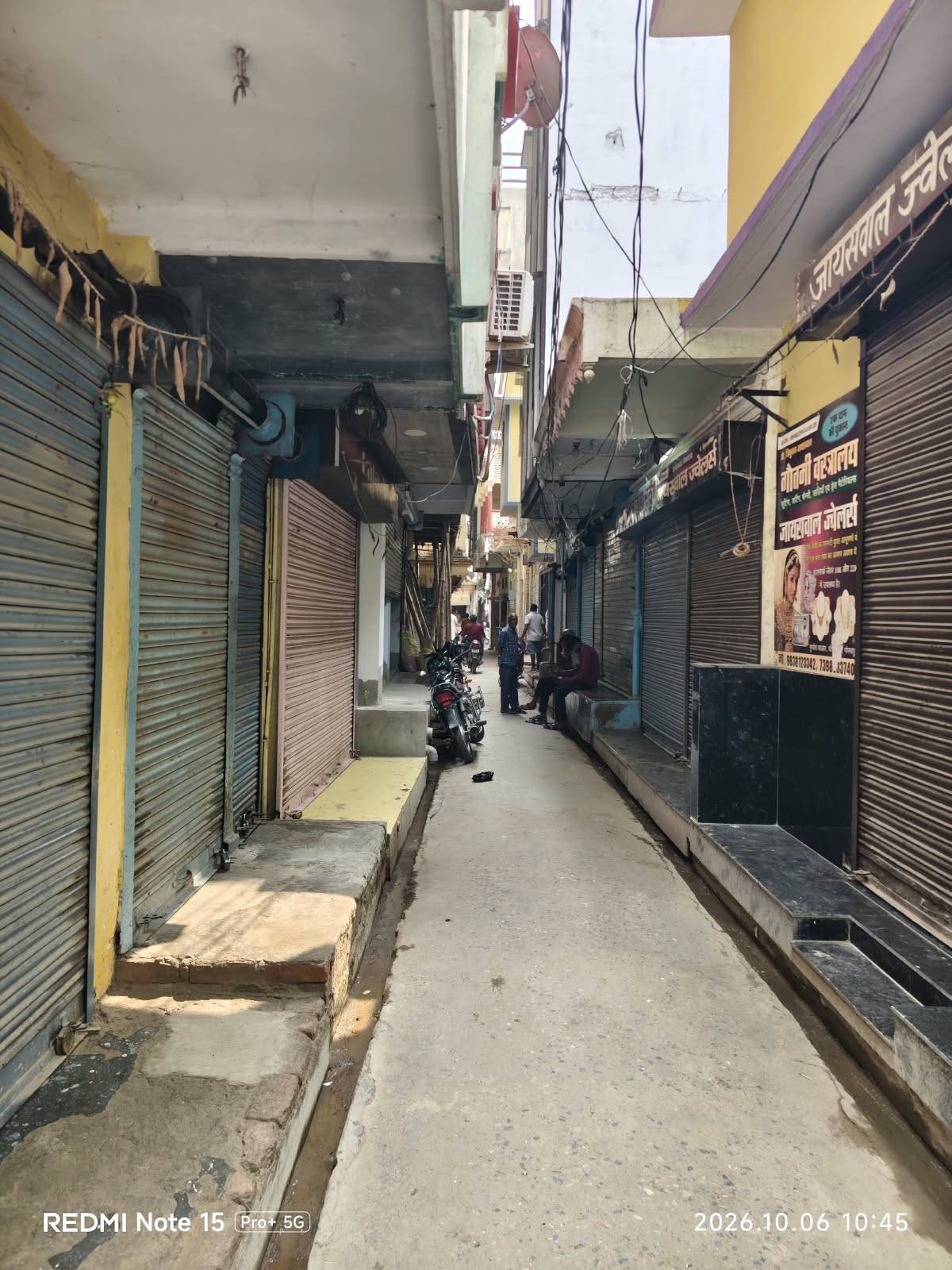 वाई मॉडल ओवर ब्रिज के समर्थन में चौरी चौरा के व्यापारियों ने बंद रखा दुकान