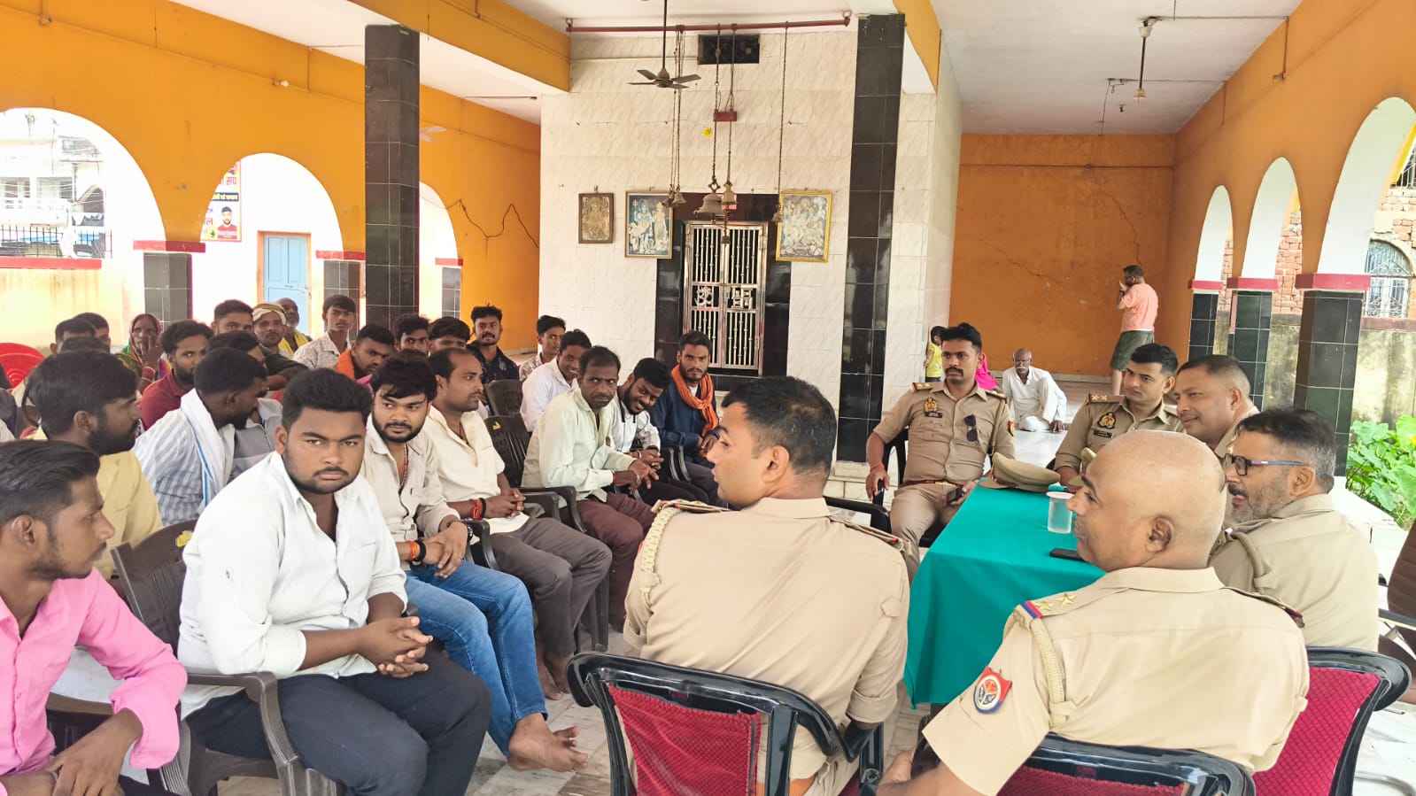 दुर्गा पूजा व दीपावली को लेकर बेलघाट थाने में शांति समिति की