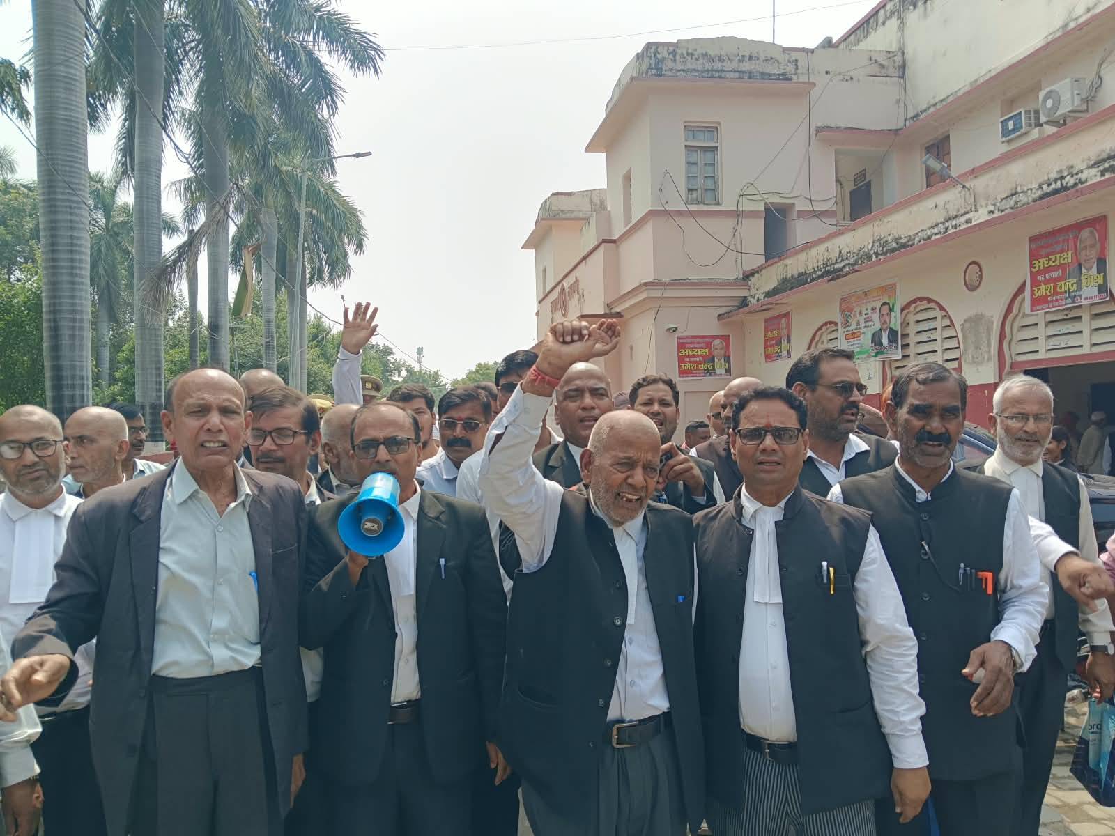 नेक्स्ट अपडेट न्यूज़ देवरिया, डीएम के खिलाफ अधिवक्ताओं का फूटा गुस्सा, कलेक्ट्रेट