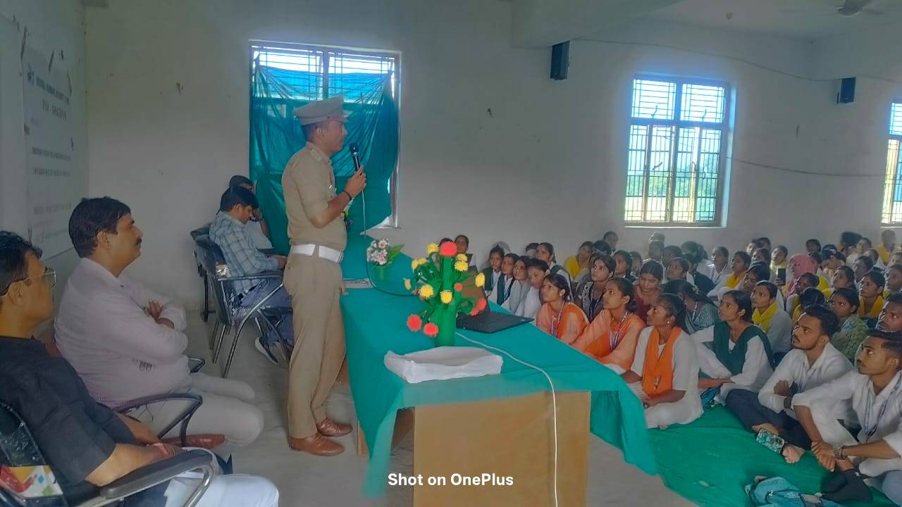 यातायात नियमों के पालन से ही सुरक्षित होगी राह आत्मा प्रकाश महाविद्यालय