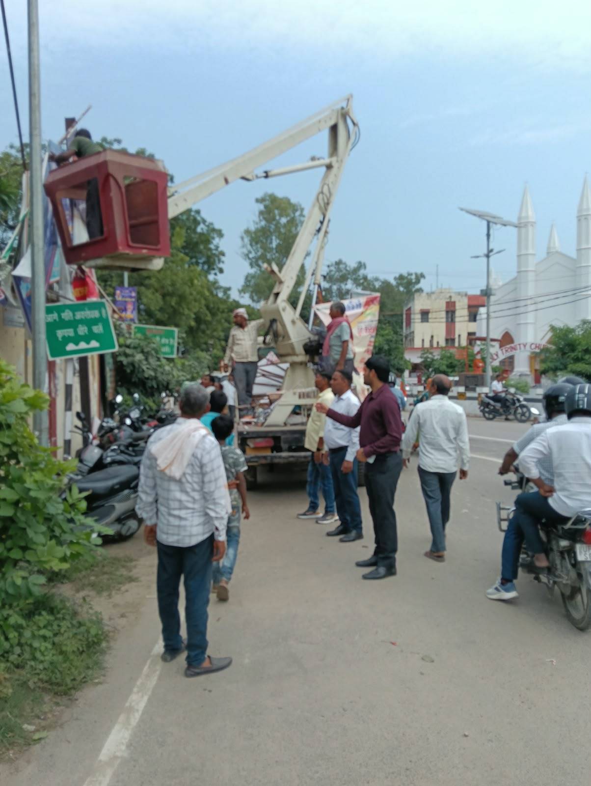 अवैध होर्डिंग-बैनर पर नगर पालिका की कार्रवाई, 89 हटाए