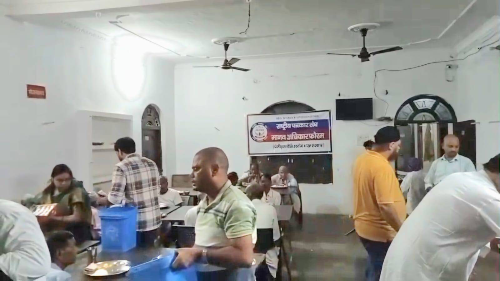 पितृपक्ष में वृद्धाश्रम पहुंचा आरपीएस मानव अधिकार फोरम, बुजुर्गों के बीच बांटा