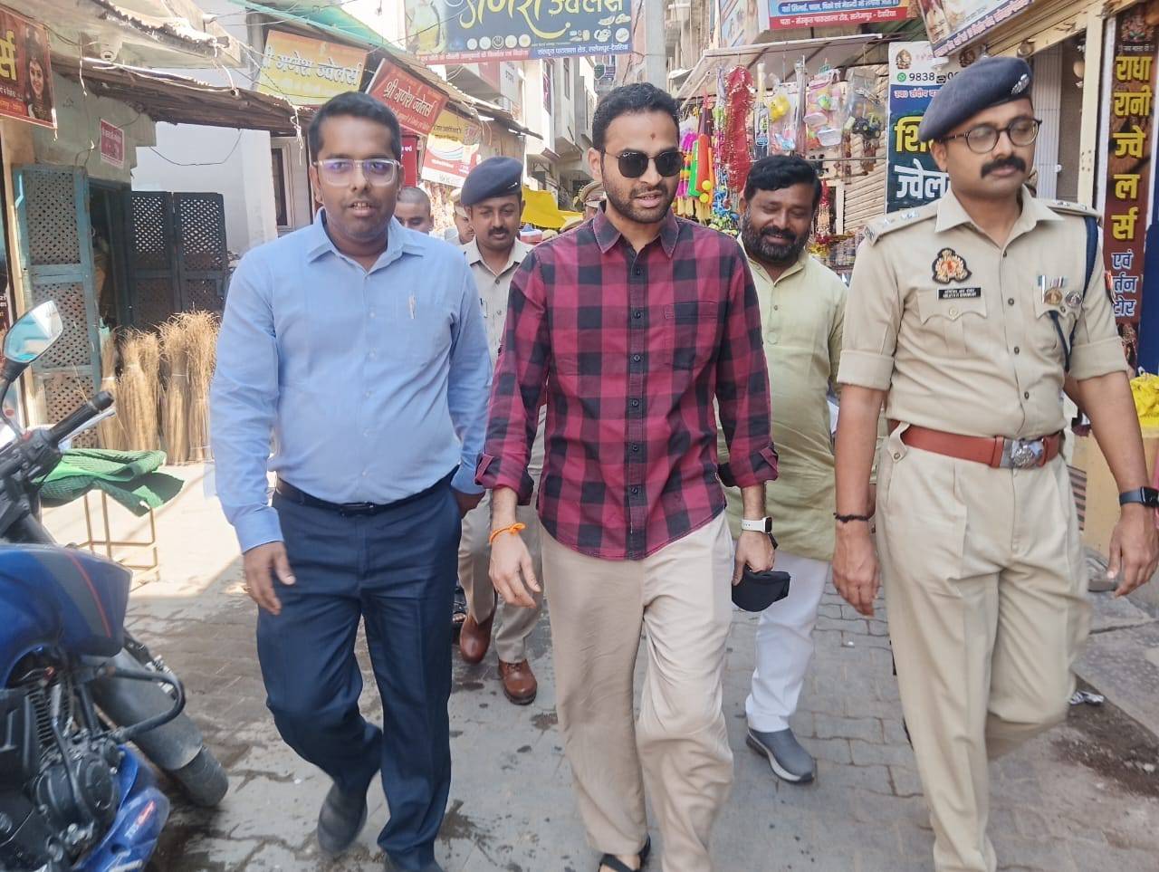 जिलाधिकारी एवं पुलिस अधीक्षक ने विसर्जन घाटों और मार्गों का किया निरीक्षण,