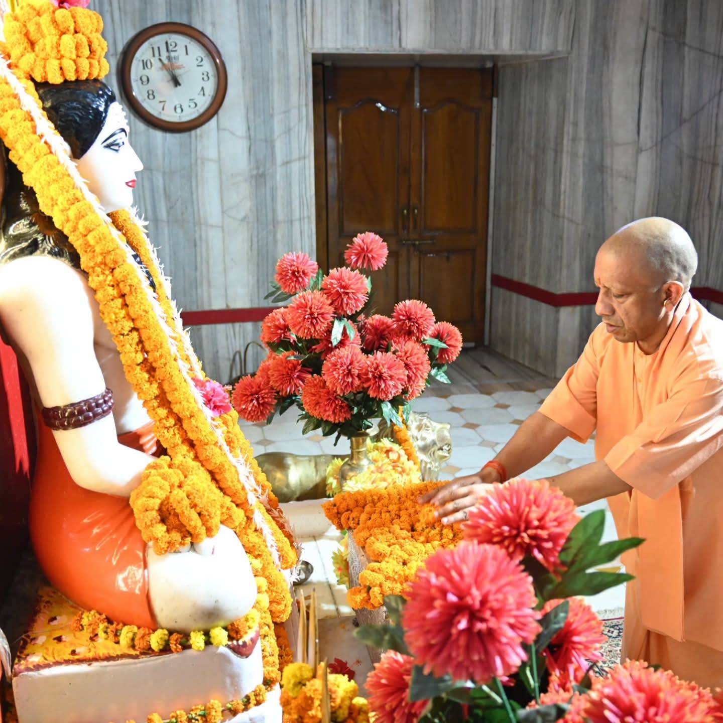 मुख्यमंत्री योगी गोरखनाथ मंदिर पहुंचे, बाबा गोरखनाथ का किया दर्शन-पूजन, गुरु अवैद्यनाथ