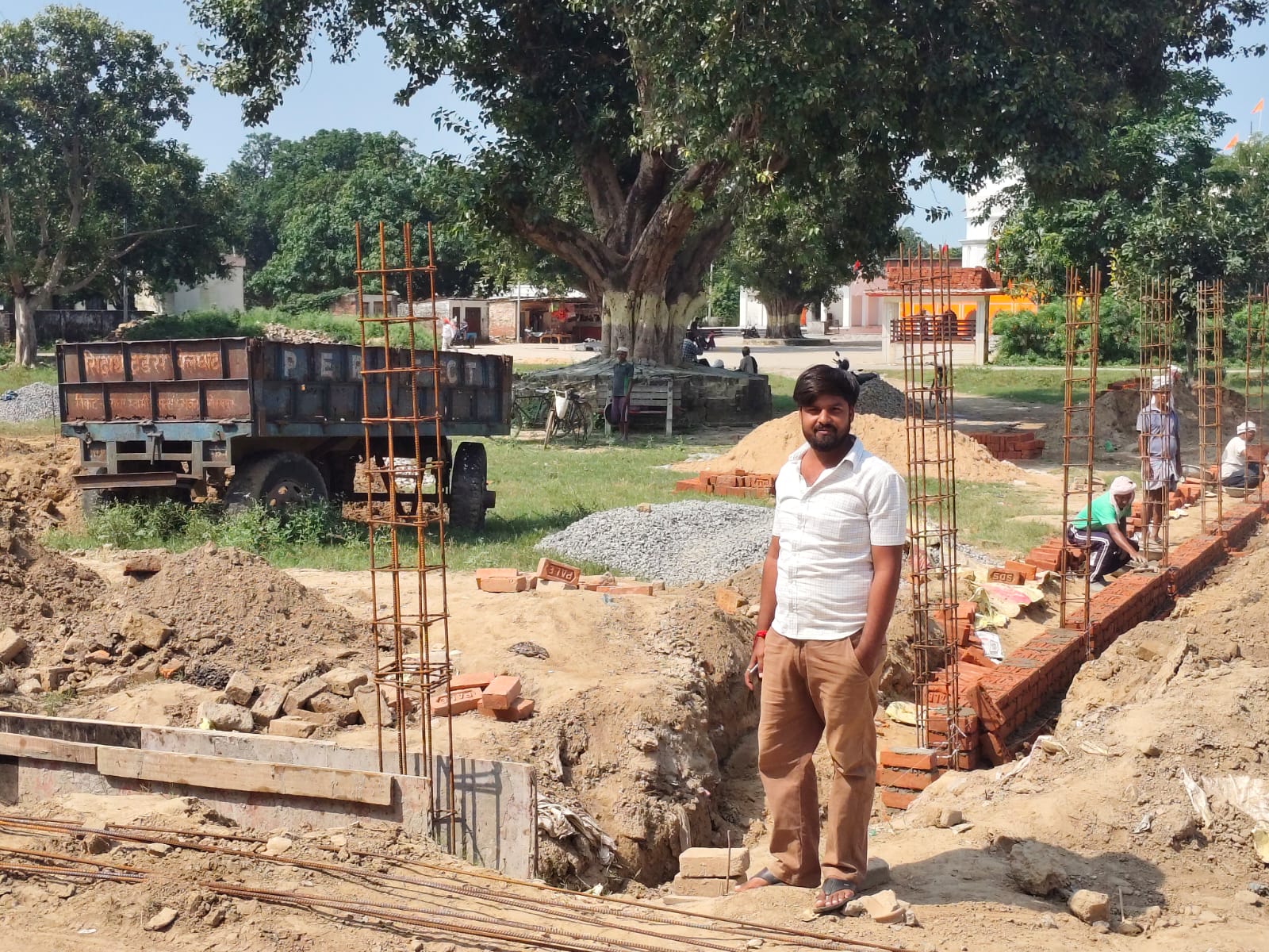नवंबर में होगा धनुष यज्ञ कार्यक्रम, बेलघाट में रामलीला मैदान की बाउंड्रीवाल का निर्माण कार्य में तेजी