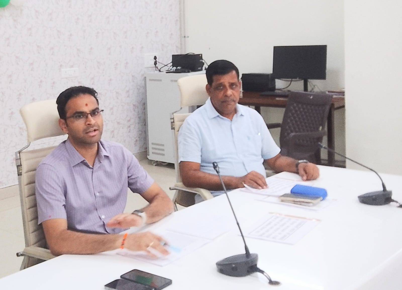 नगर निकायों के विकास कार्यों की जिलाधिकारी ने की समीक्षा, लापरवाही पर होगी कड़ी कार्रवाई।