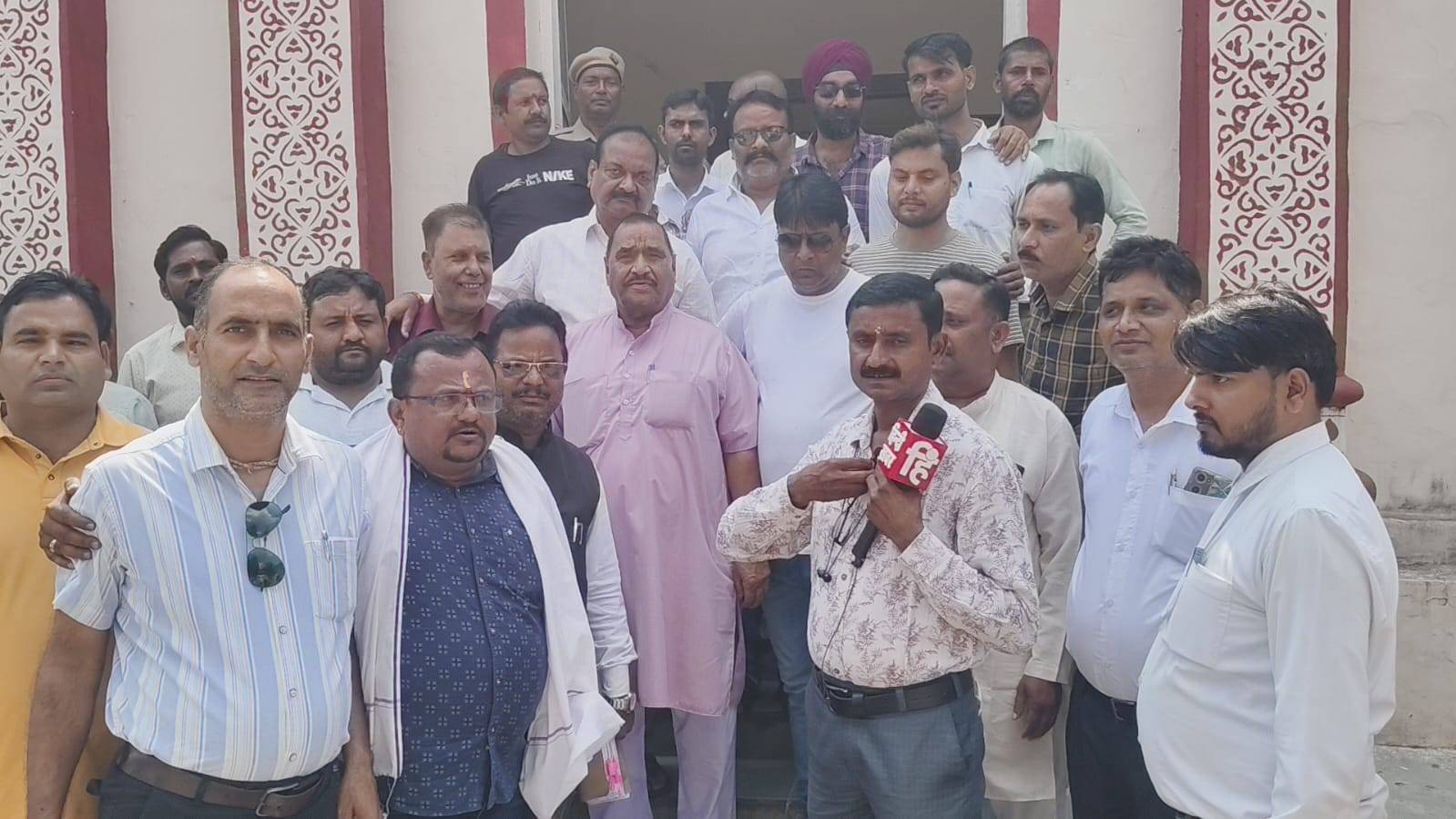 सुल्तानपुर: पत्रकार उत्पीड़न के विरुद्ध जिले के पत्रकार बड़ी संख्या में कलेक्ट्रेट