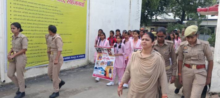 मिशन शक्ति के तहत सहजनवां पुलिस ने निकाली जागरूकता रैली संस्कार एकेडमी