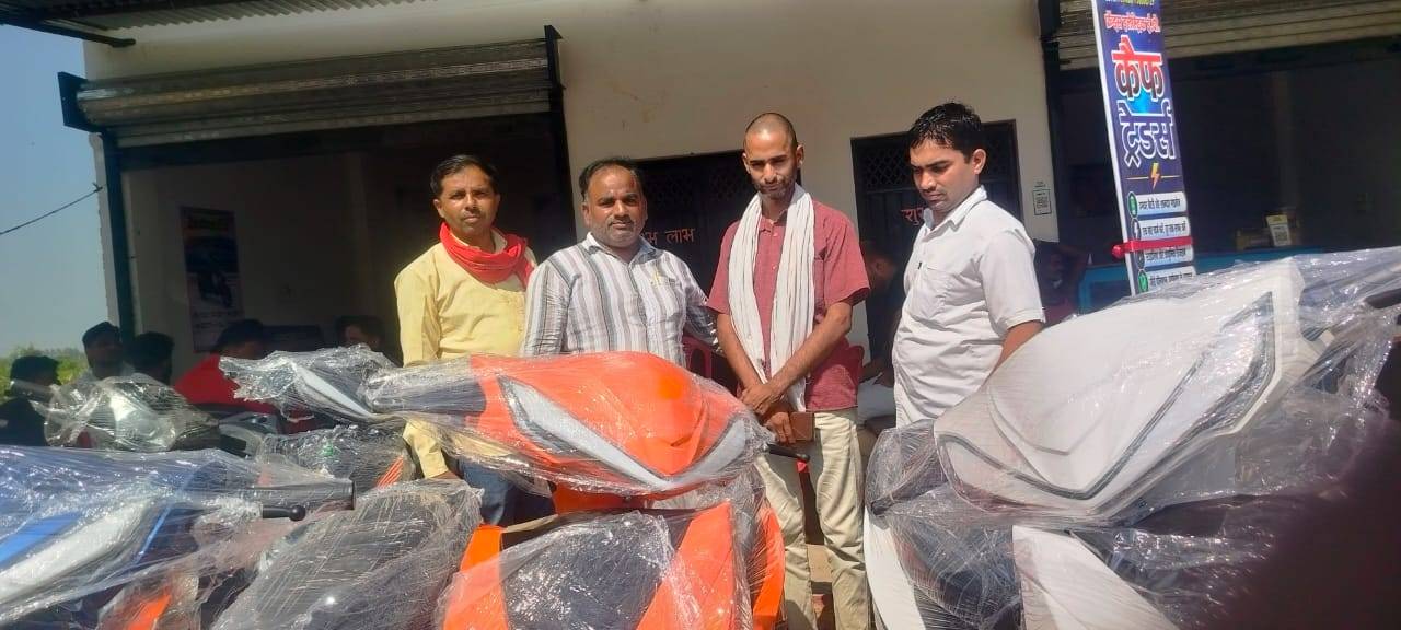 *फखरपुर के कदीया पुर मोड़ चौराहे पर फ्रेंड्स इलेक्ट्रिक बाइक शोरूम का