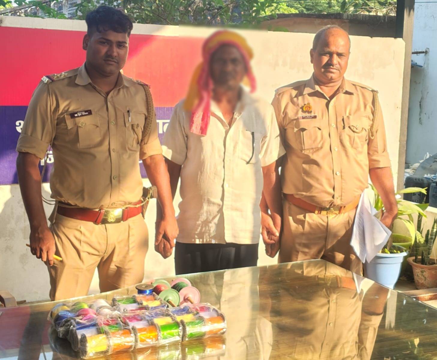 प्रतिबंधित चाइनीज मांझे की बिक्री पर पुलिस की कार्रवाई, दुकानदार गिरफ्तार देवीपुर