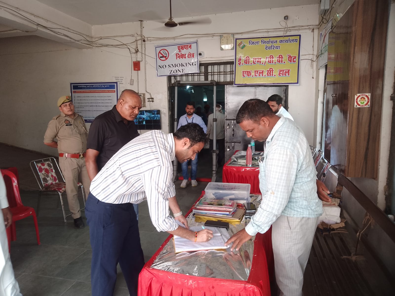 जिलाधिकारी ने किया एफएलसी कार्य का निरीक्षण, राजनीतिक दलों के प्रतिनिधियों की