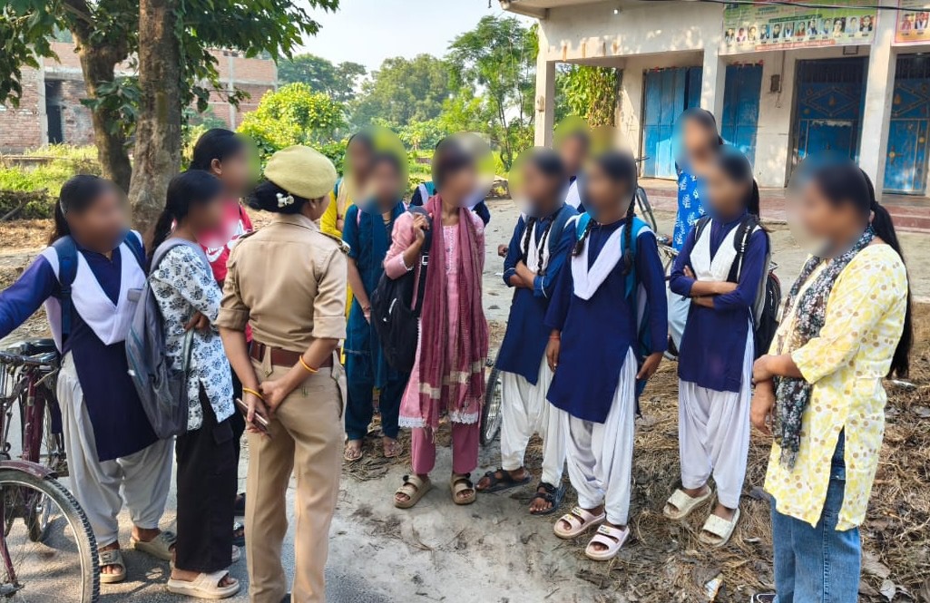 देवरिया के साइबर थाने की पुलिस टीम द्वारा साइबर अपराधों से बचाव