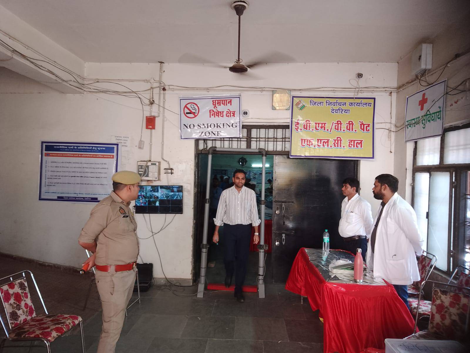 जिलाधिकारी ने किया एफएलसी कार्य का निरीक्षण, राजनीतिक दलों के प्रतिनिधियों की मौजूदगी मे हो रही जांच
