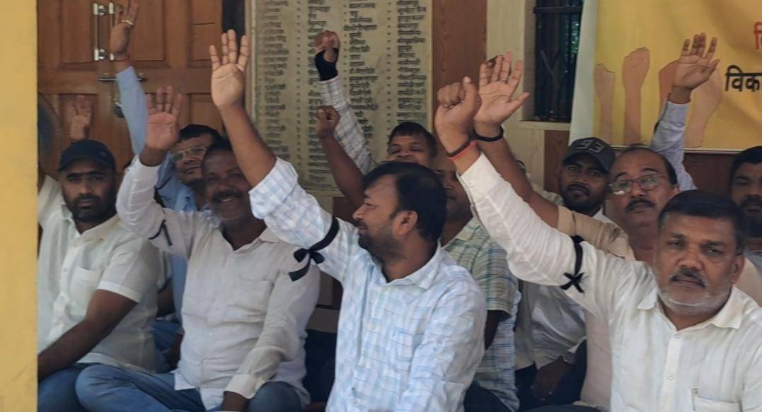 नेक्स्ट अपडेट देवरिया, जिला प्रशासन के द्वारा किए जा रहे उत्पीड़न के