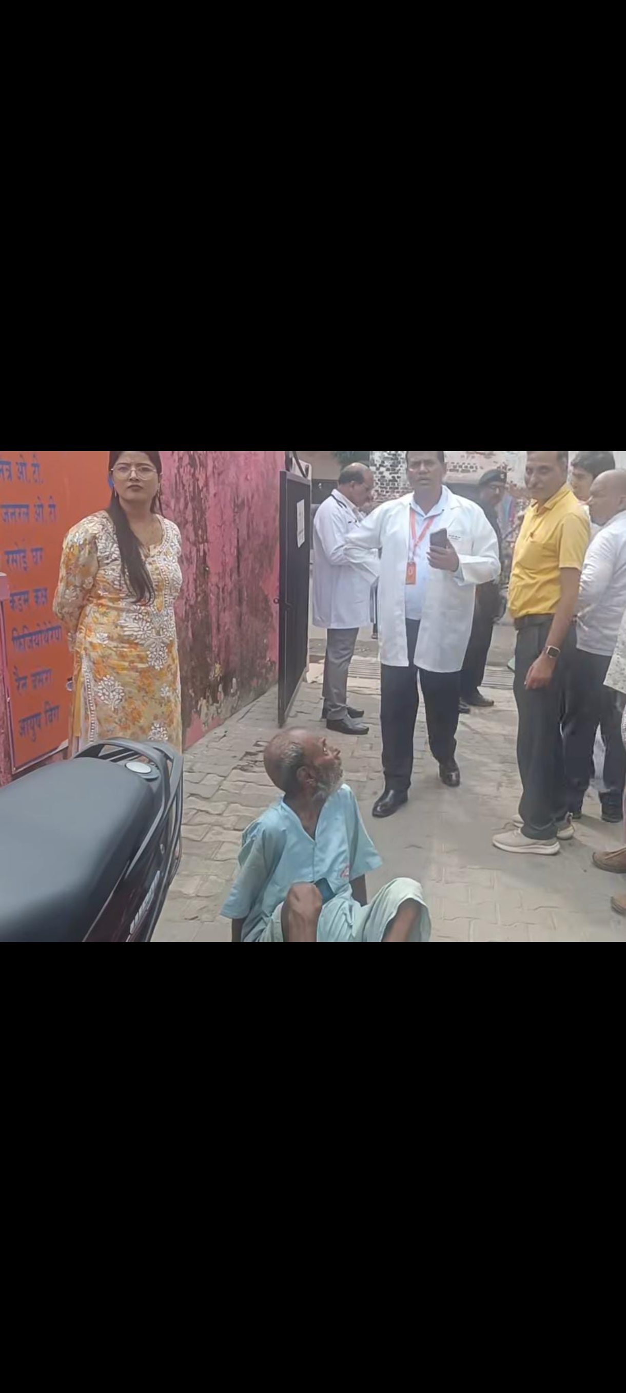 गोरखपुर जिला अस्पताल में जमीन पर मिला लाचार मरीज सवाल पूछने पर