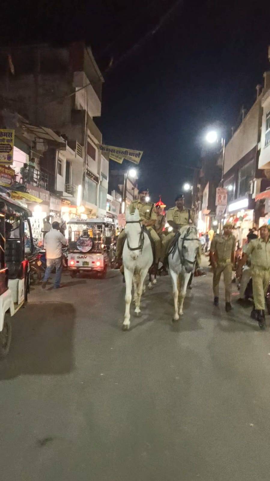 दुर्गा पूजा-विजयादशमी पर खाकी का पहरा: घोड़े पर सवार होकर निकले एसपी
