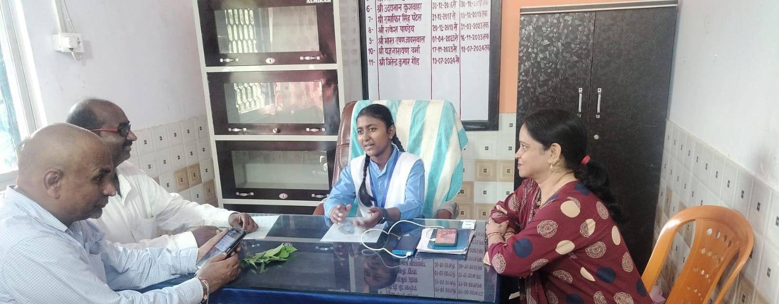 स्मिता बनी एक दिन के लिए सरदारनगर की बीईओ