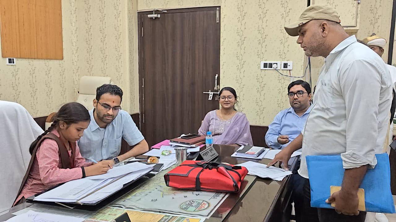 चार छात्राओं ने निभाई एक दिन के डीएम की सांकेतिक भूमिका, समझीं जनसुनवाई की बारीकिया।