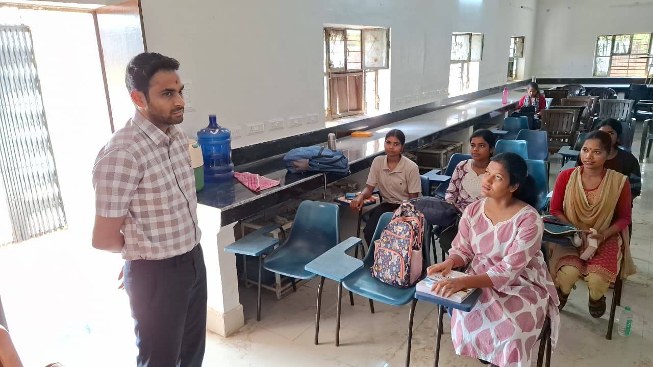 डीएम ने मुख्यमंत्री अभ्युदय कोचिंग का किया निरीक्षण, शिक्षण व्यवस्था का लिया जायजा।