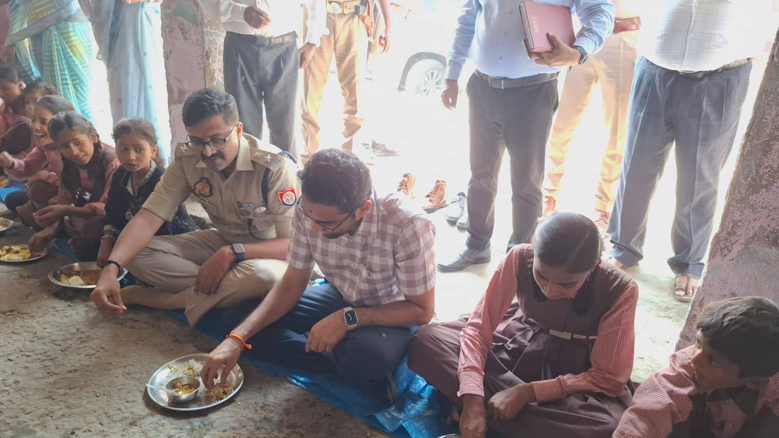 देवरिया नेक्स्ट अपडेट की रिपोर्ट *डीएम और एसपी ने कंपोजिट विद्यालय रुद्रपुर