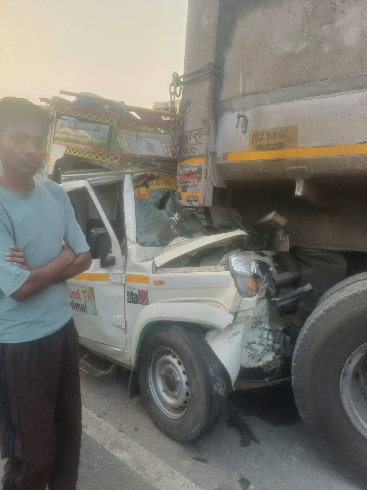 एटा में सड़क हादसा, खड़े कंटेनर में घुसी मैक्स पिकअप, सात लोग घायल