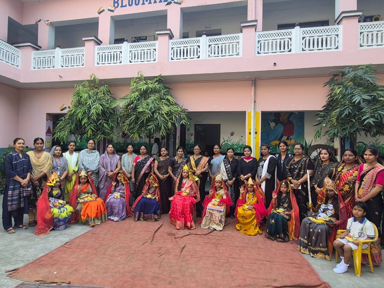 ब्लूमिग में नव देवी बनी छात्राए आकर्षक का रही केन्द्र गगहा गोरखपुर