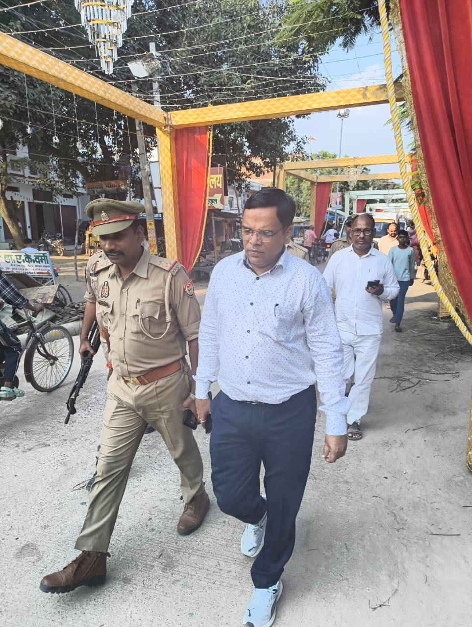 शदुर्गा पूजा पंडालों का एसडीएम और थानाध्यक्ष ने किया निरीक्षण सुरक्षा व्यवस्था