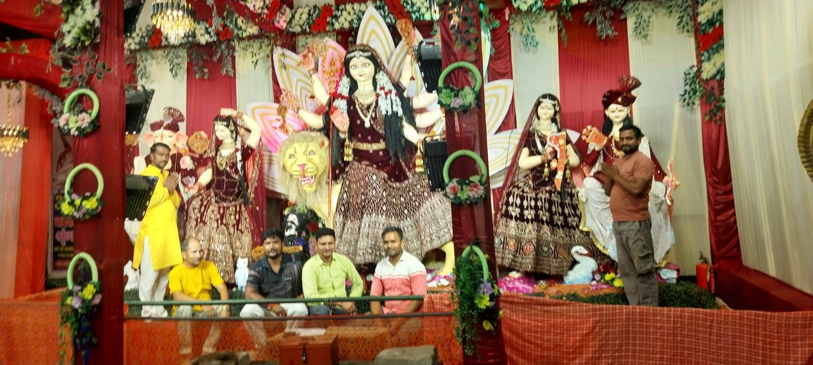 बनवारपार चौराहे पर मां दुर्गा का भव्य दरबार, दर्शन को उमड़ रहे