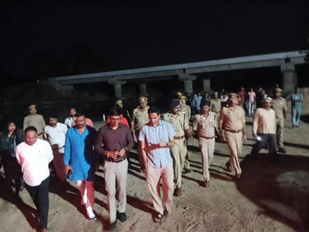 जिलाधिकारी ने महुआपाटनपुल मूर्ति विसर्जन स्थल का लिया जायजा, व्यवस्थाएं समय से पूर्ण करने के निर्देश
