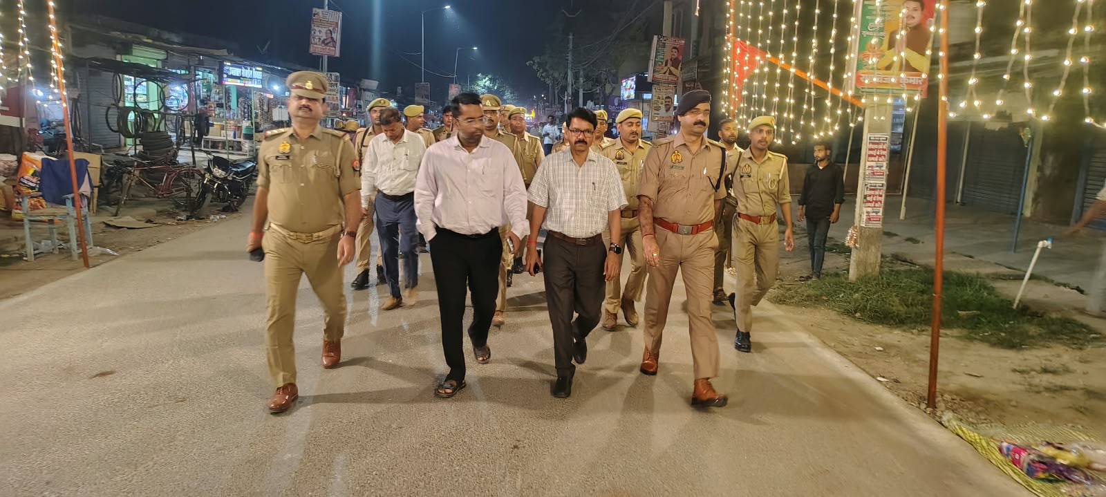 लार में अधिकारियों ने की फुट पेट्रोलिंग, दुर्गा पूजा पंडालों का किया निरीक्षण।