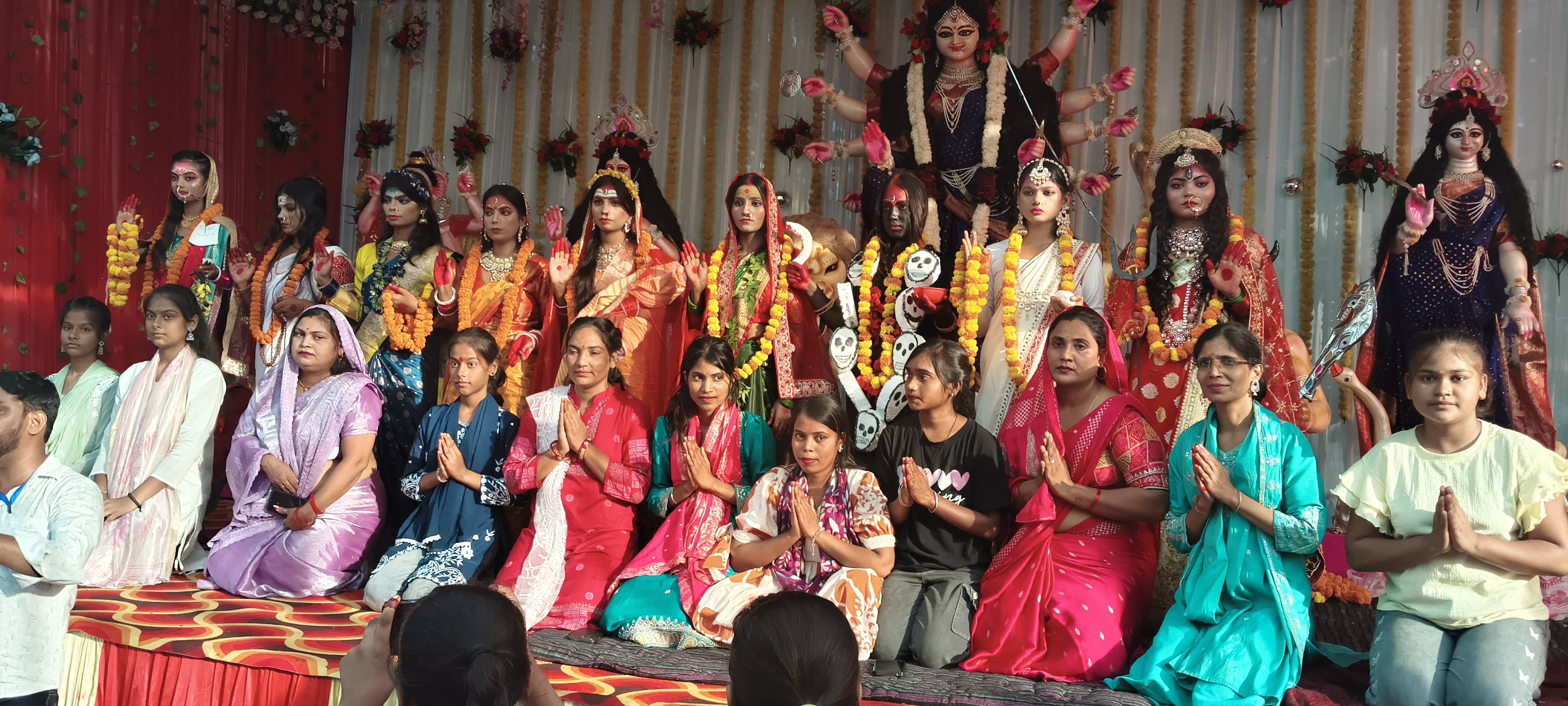 गंगा-जमुनी तहजीब की मिसाल बनीं नरगिस, मां शैलपुत्री का स्वरूप धारण कर