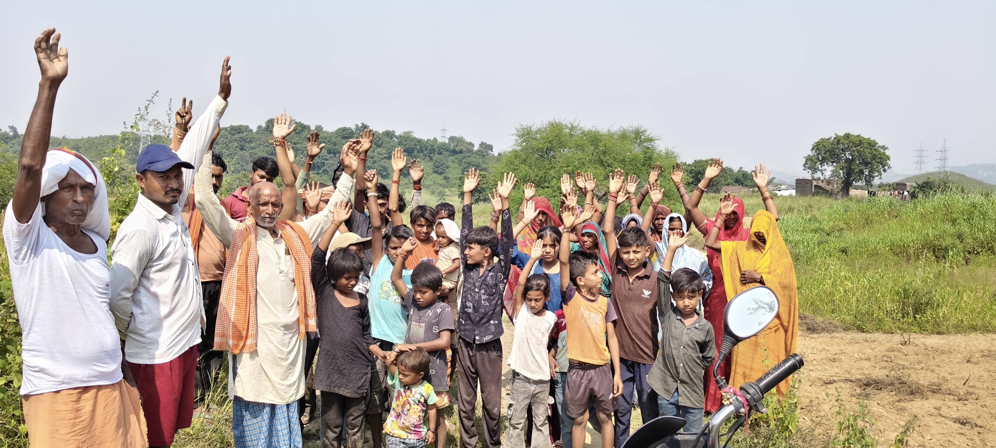 सैकड़ों की आबादी के बीच विकास की रोशनी गायब, ग्रामीणों में भारी