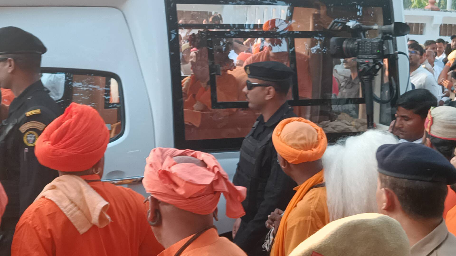 गोरखपुर: विजयादशमी पर गोरखनाथ मंदिर से निकली विजय शोभायात्रा, बुलेटप्रूफ रथ पर