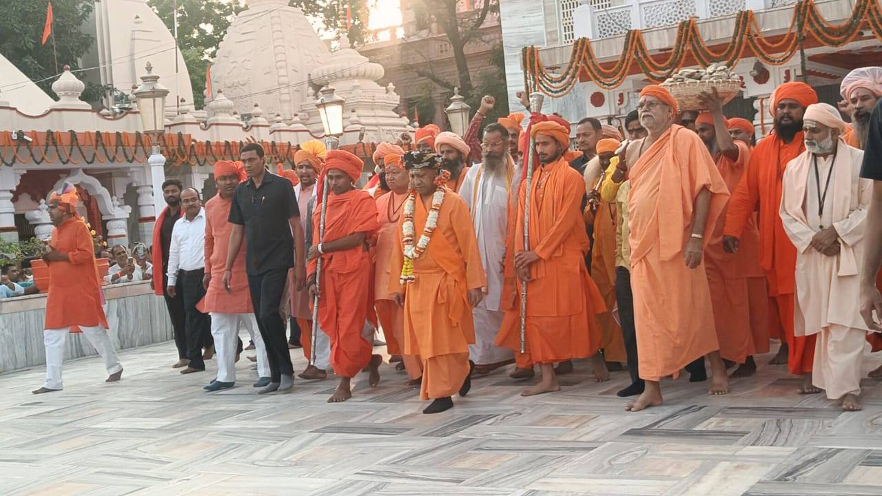 बुलेटप्रूफ रथ पर सवार होकर मानसरोवर के लिए रवाना हुए मुख्यमंत्री योगी