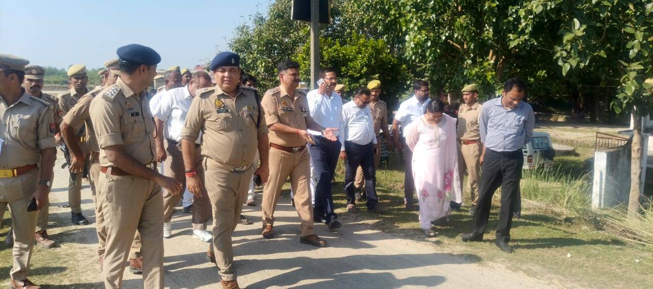 जिलाधिकारी व एसपी बहराइच ने गायघाट दुर्गा प्रतिमा विसर्जन स्थल का किया