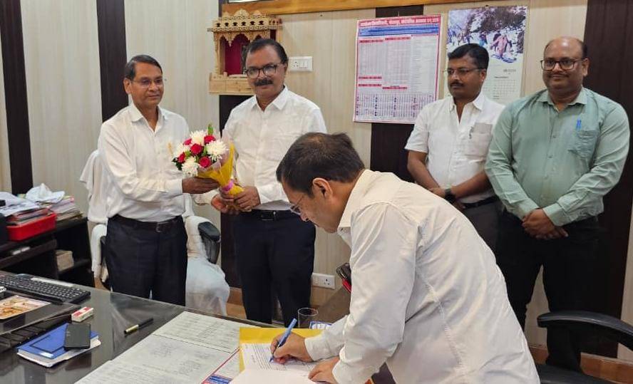 डॉ नंदलाल कुशवाहा बने कार्यवाहक सीएमओ, डॉ राजेश झा ने सौंपा कार्यभार
