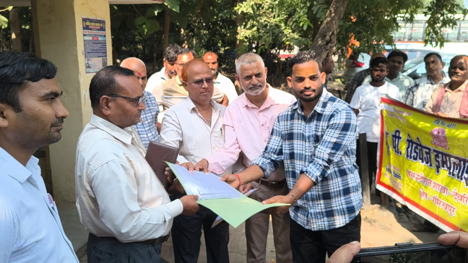 देवरिया में डग्गामारी के खिलाफ रोडवेज कर्मचारियों ने सौंपा ज्ञापन, कार्रवाई की
